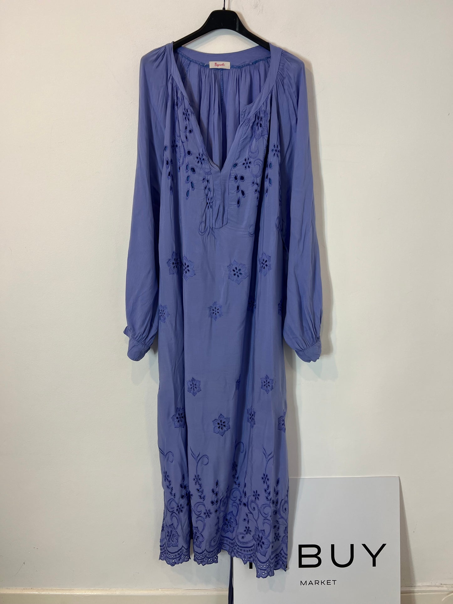 BUGANVILIA. Vestido largo morado detalles bordados T.3xl