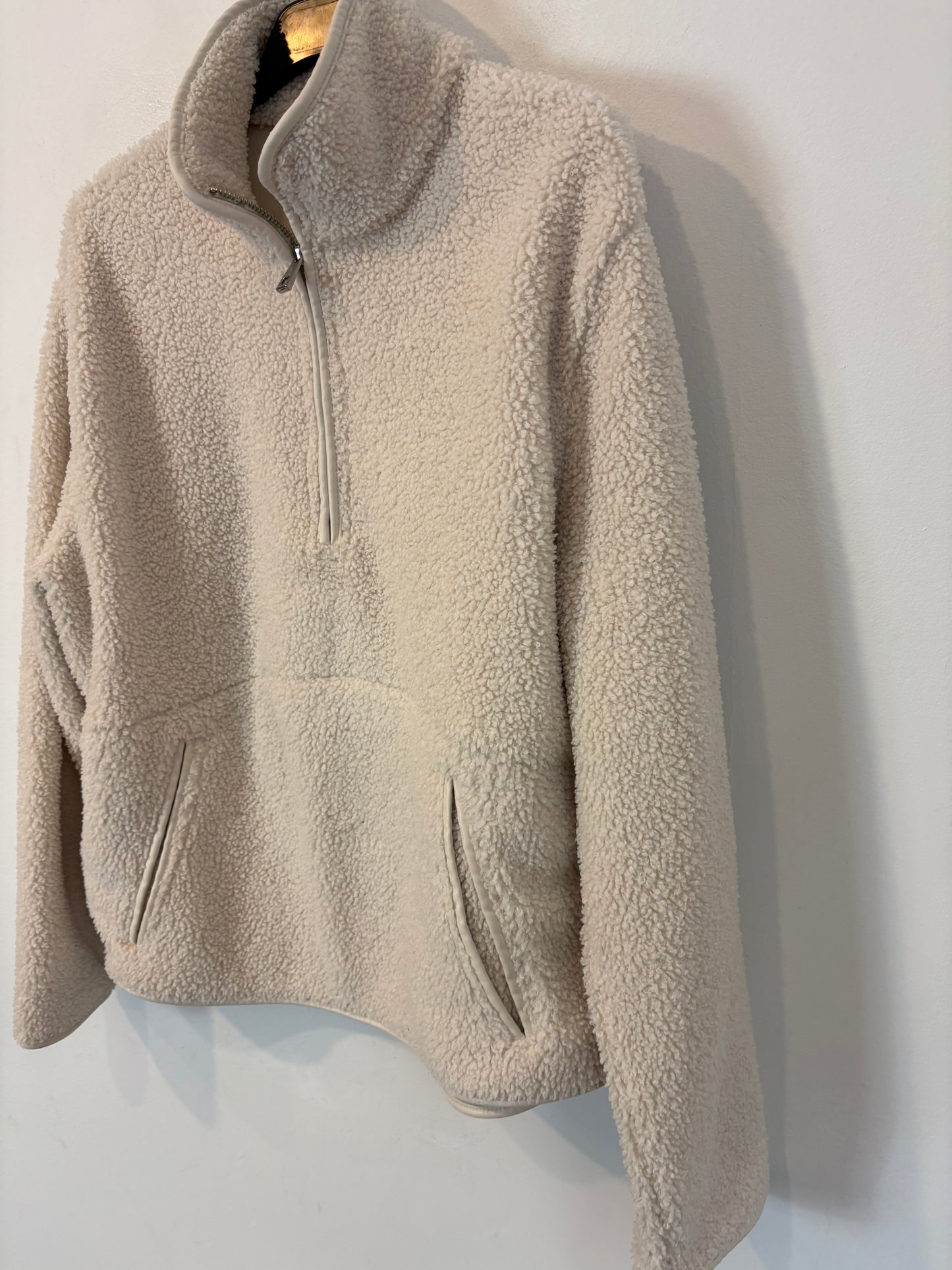 OYSHO. Sudadera borrego beige