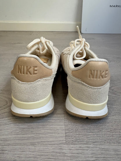 NIKE. Zapatillas beige piel