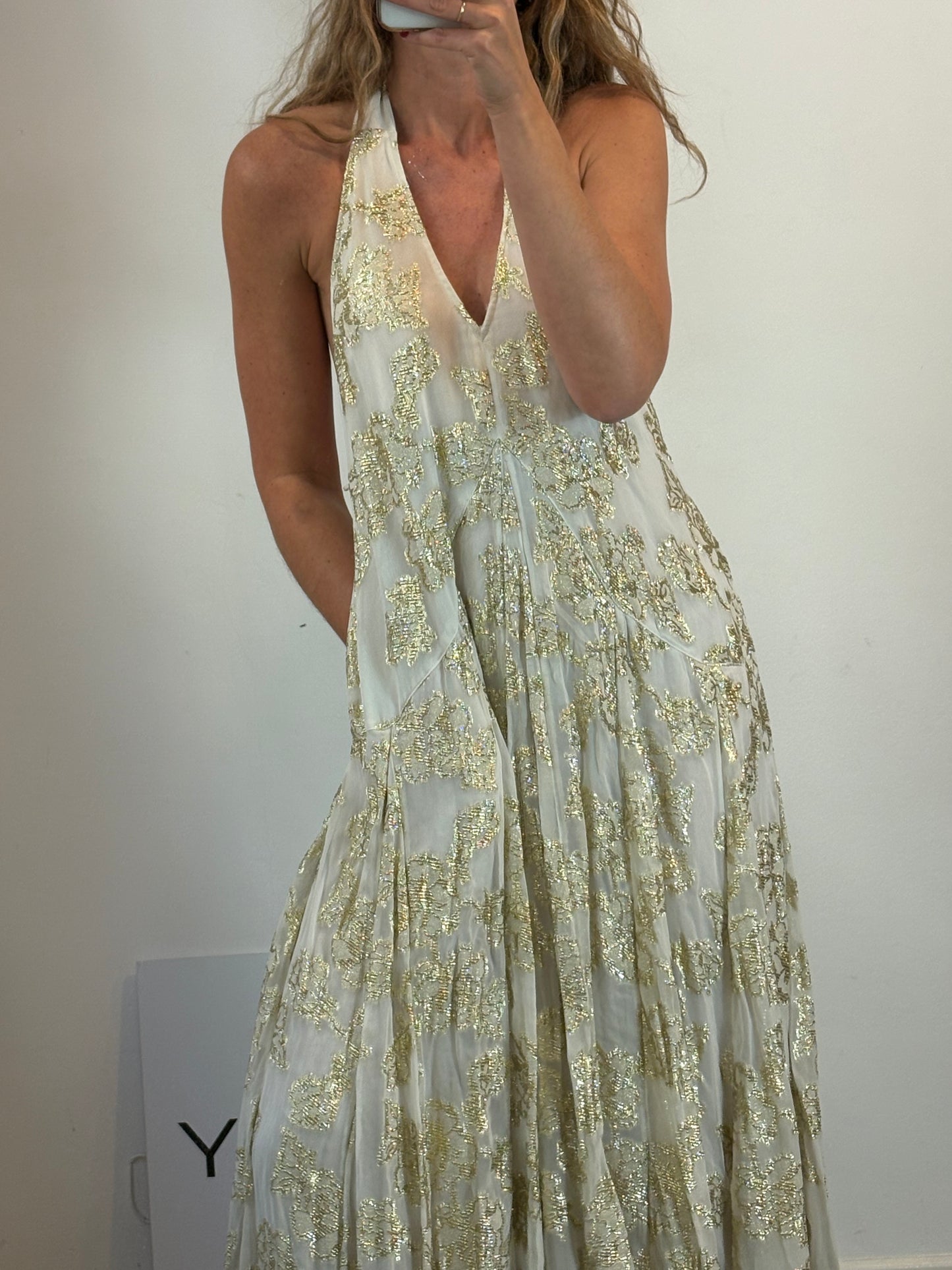 FREE PEOPLE. Vestido largo vaporoso hilos dorados