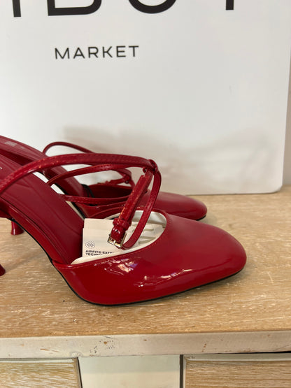 ZARA. Sandalia roja charol. T 40