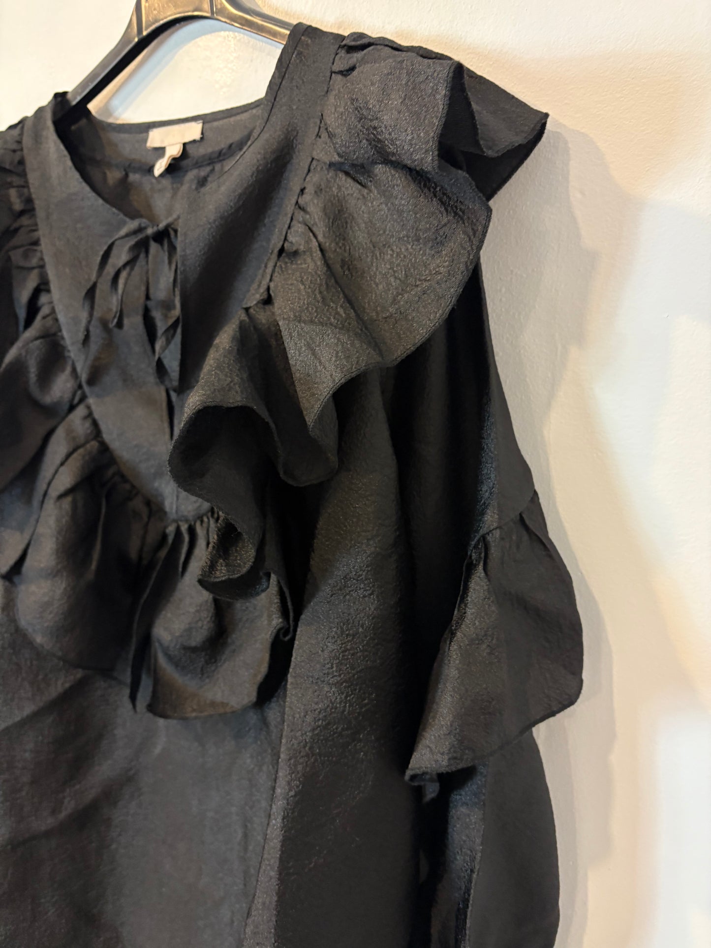 H&M. Blusa negra volantes