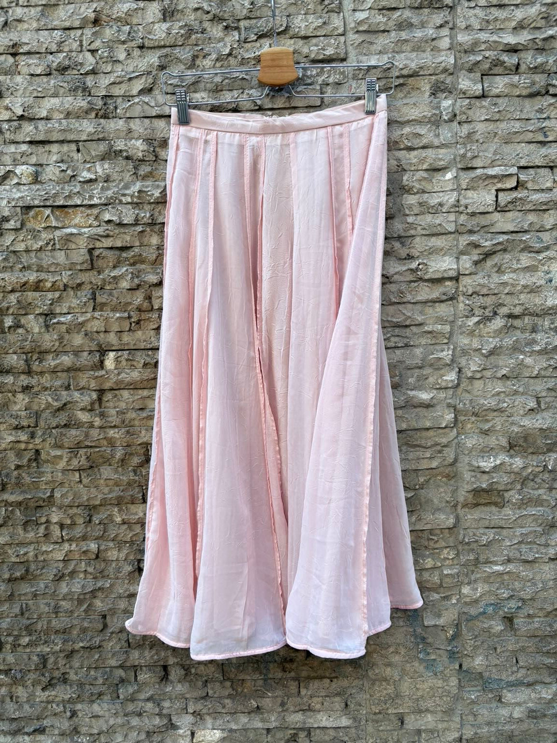 ZARA. Falda rosa claro vaporosa