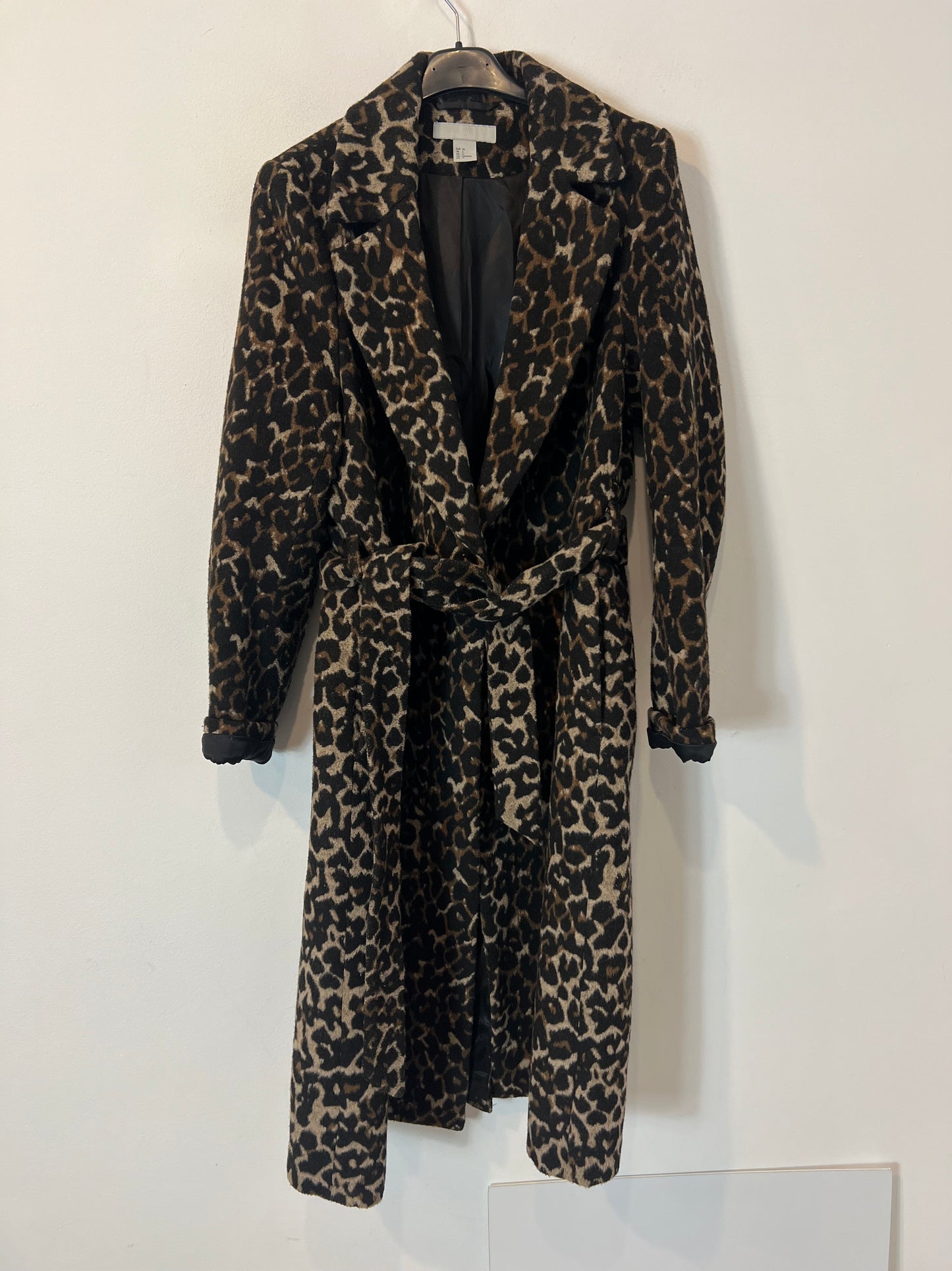 H&M. Abrigo animal print