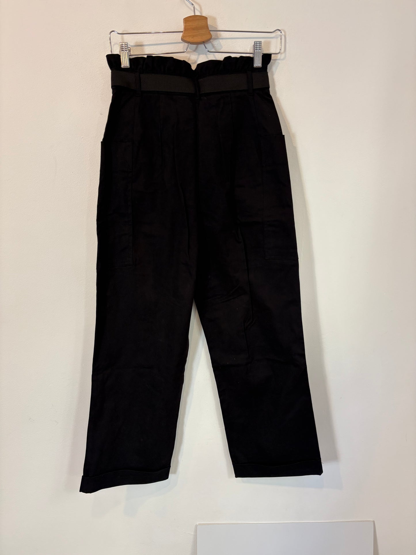 ZARA. Pantalón negro pata ancha bolsillos. T S