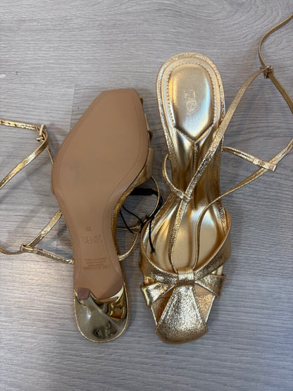 ZARA. Sandalia dorada tiras. T 39