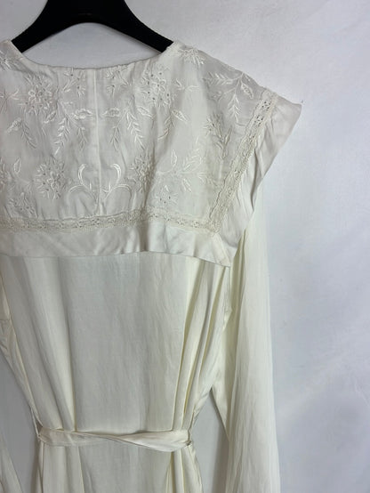ZARA HOME. Bata blanca bordada T.l