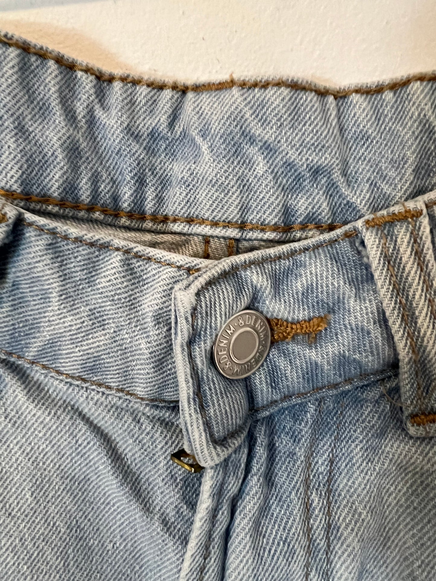 OTRAS. Denim lavado claro momfit. T 36