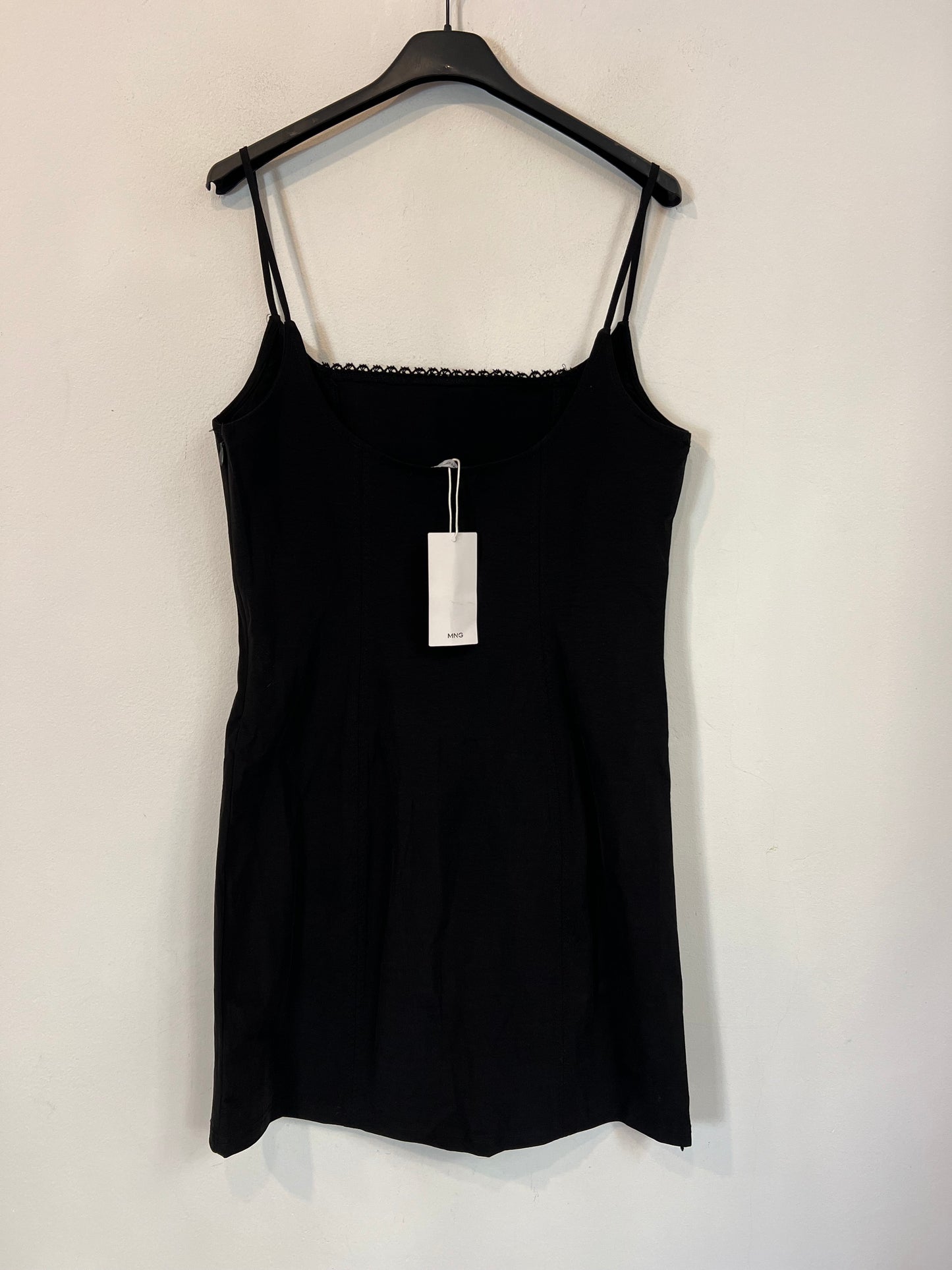 MANGO. Vestido negro corto