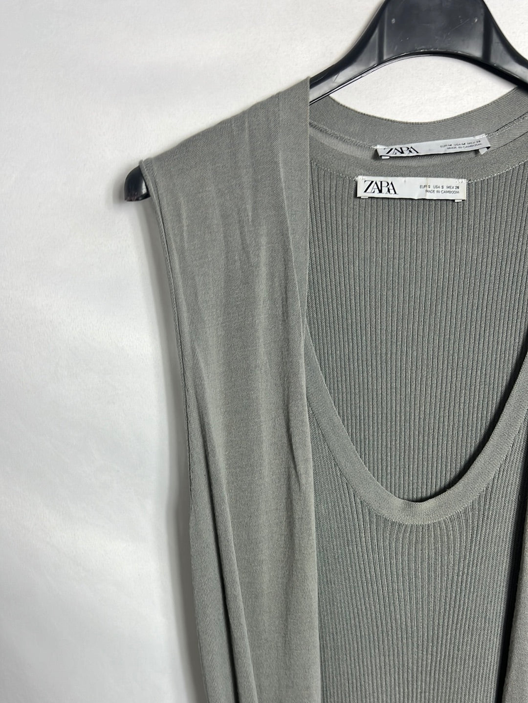 ZARA. Total look gris vestido y chaleco. T M