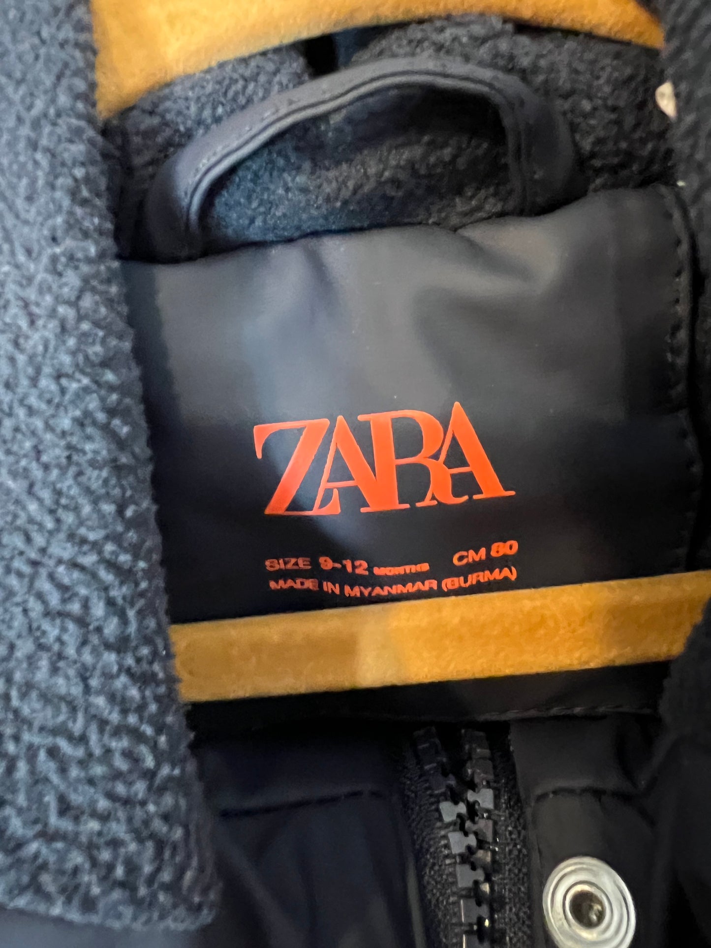 ZARA. Abrigo azul impermeable. T 9-12 meses