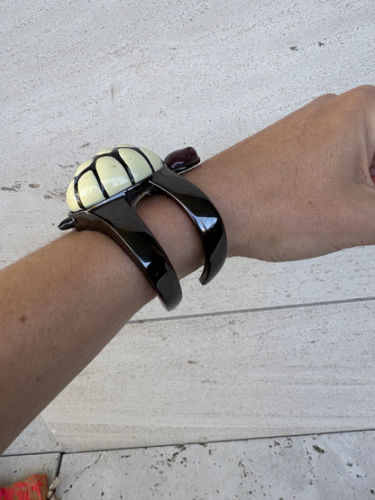 BIMBA Y LOLA. Brazalete rígido tortuga
