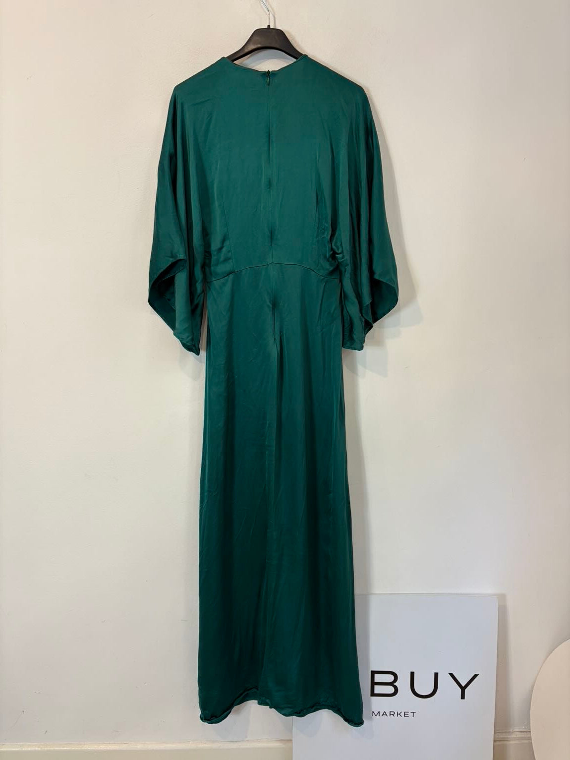 UTERQÜE. Vestido largo satinado escote pico