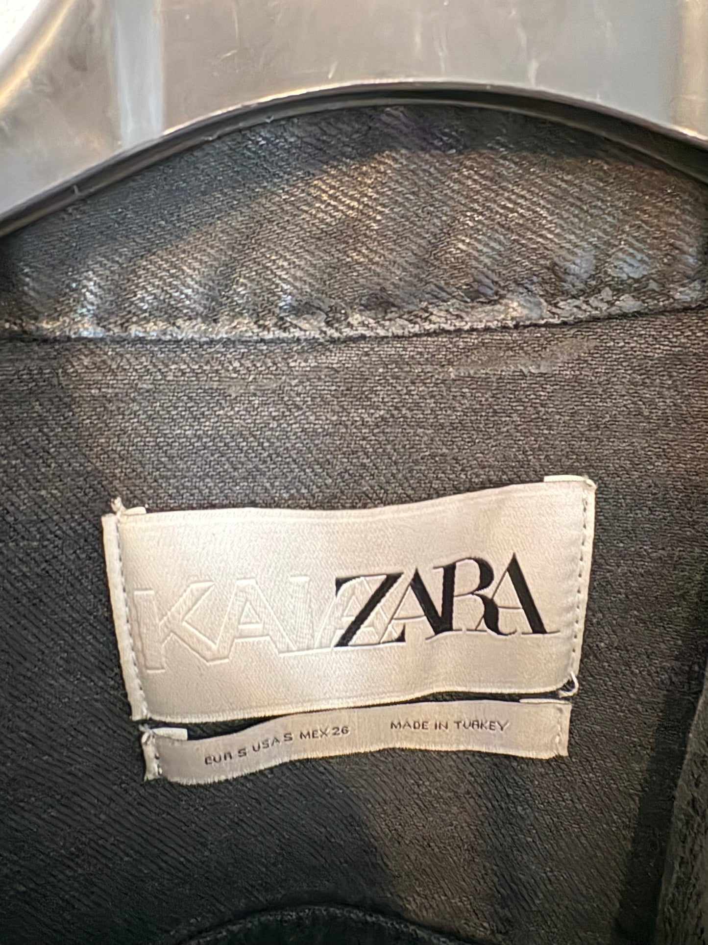 ZARA x KAIA GERBER. Cazadora negra textura