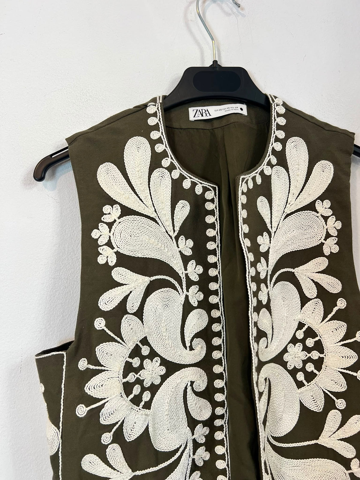 ZARA. Chaleco verde bordados