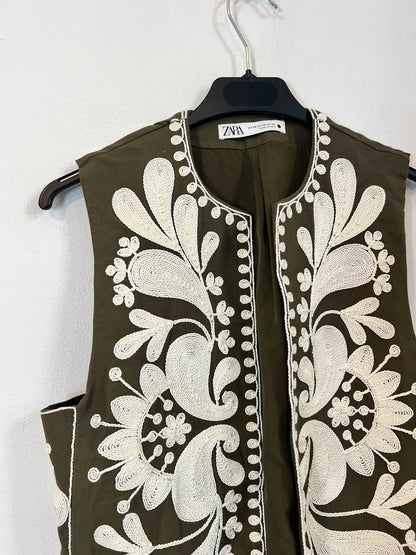 ZARA. Chaleco verde bordados