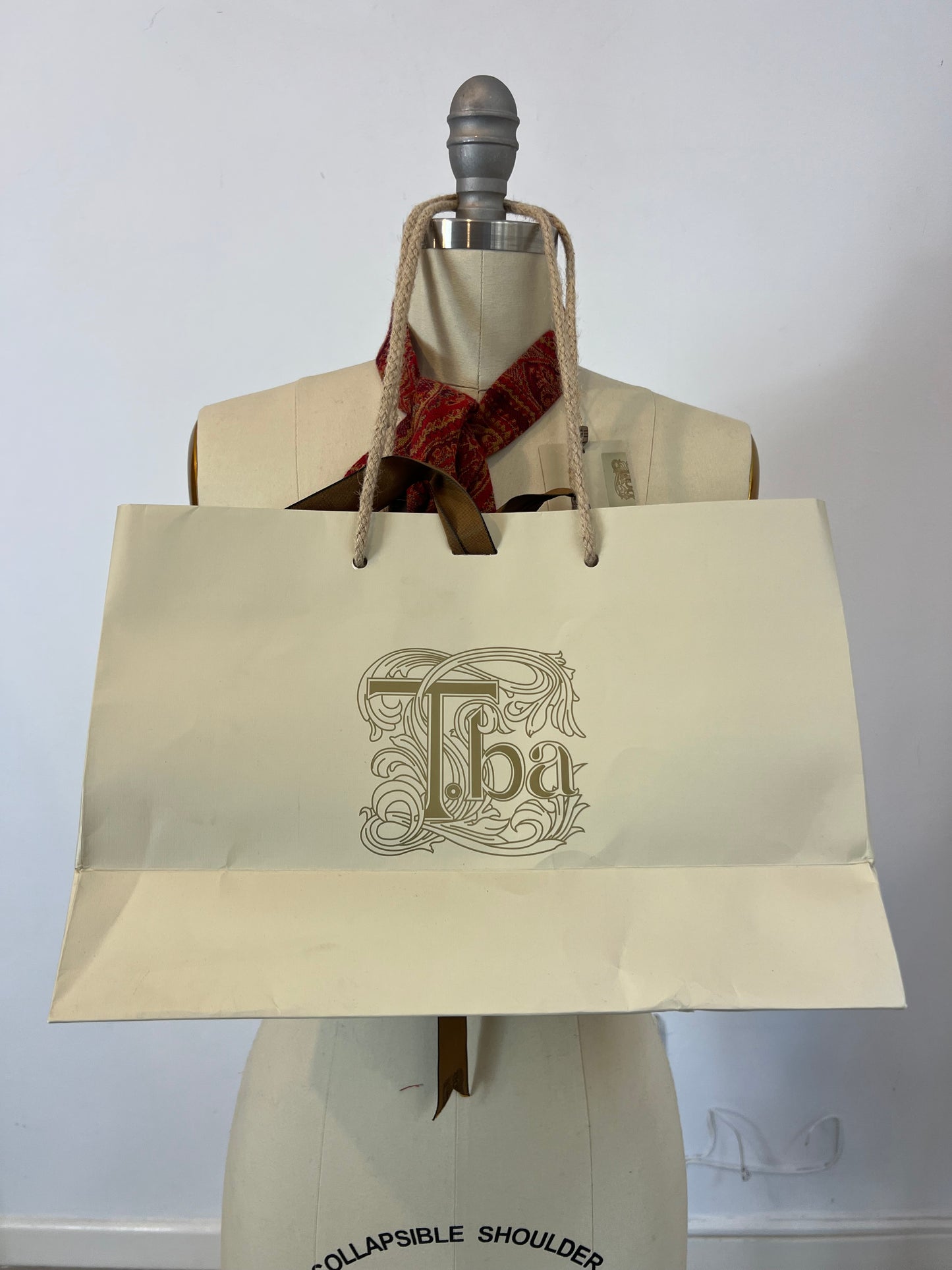 TBA. Corbata tonos burdeos