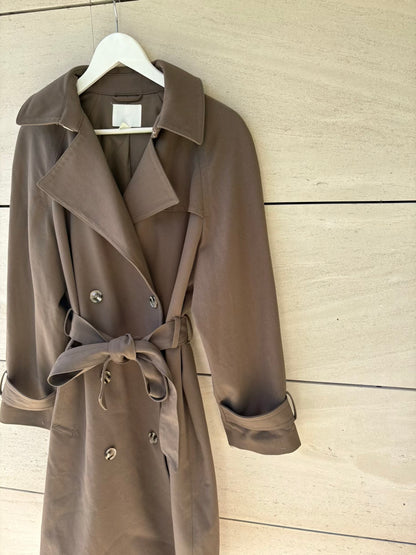 H&M. Gabardina larga verde oscuro