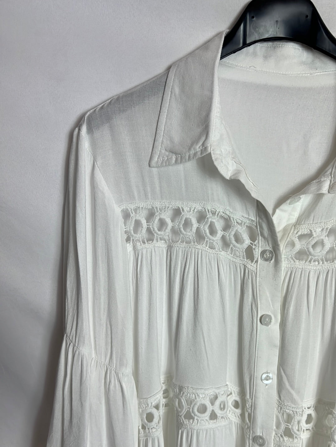 OTHERS. White die-cut blouse. TL