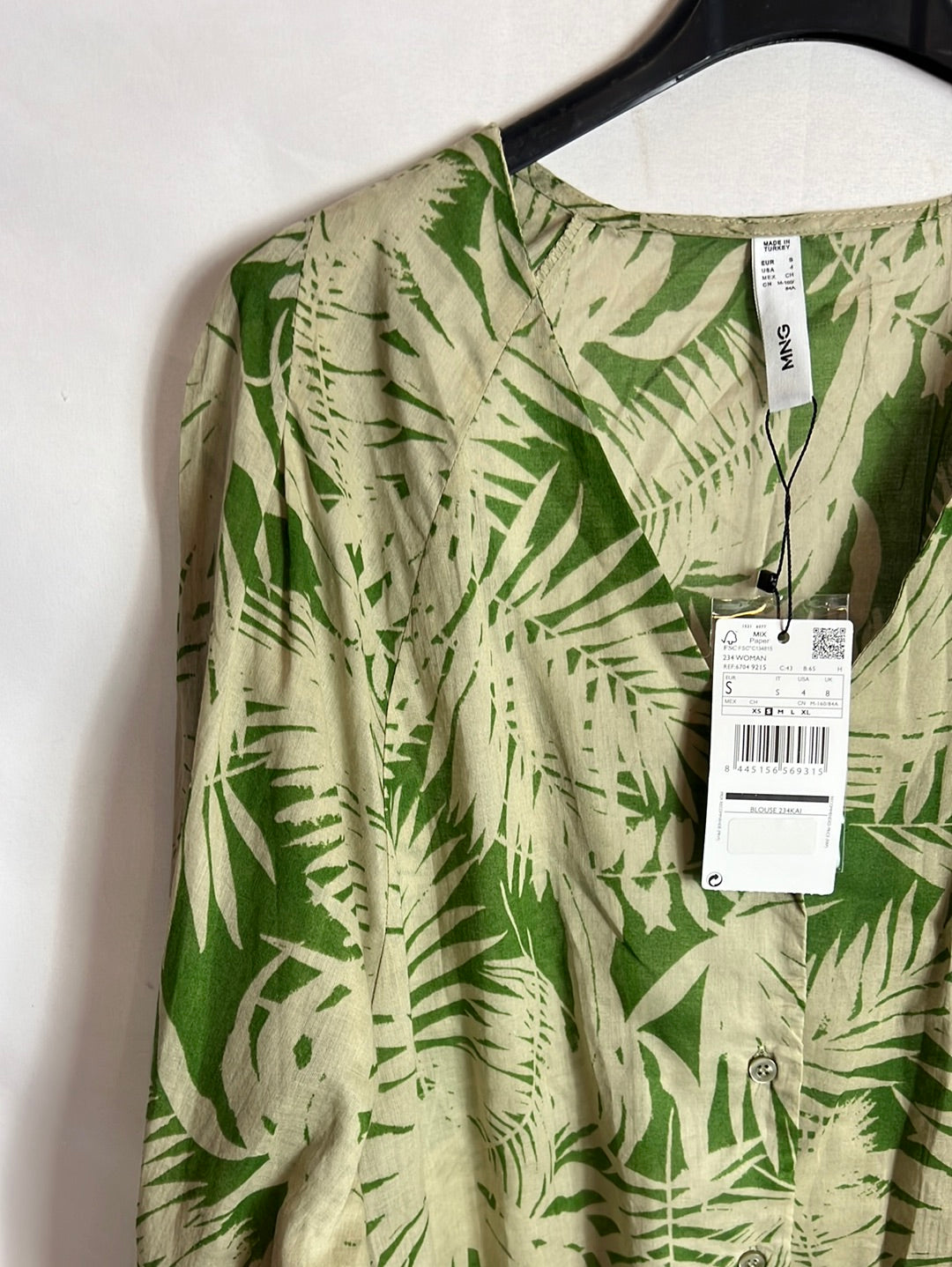 MANGO. Blusa verde hojas. TS