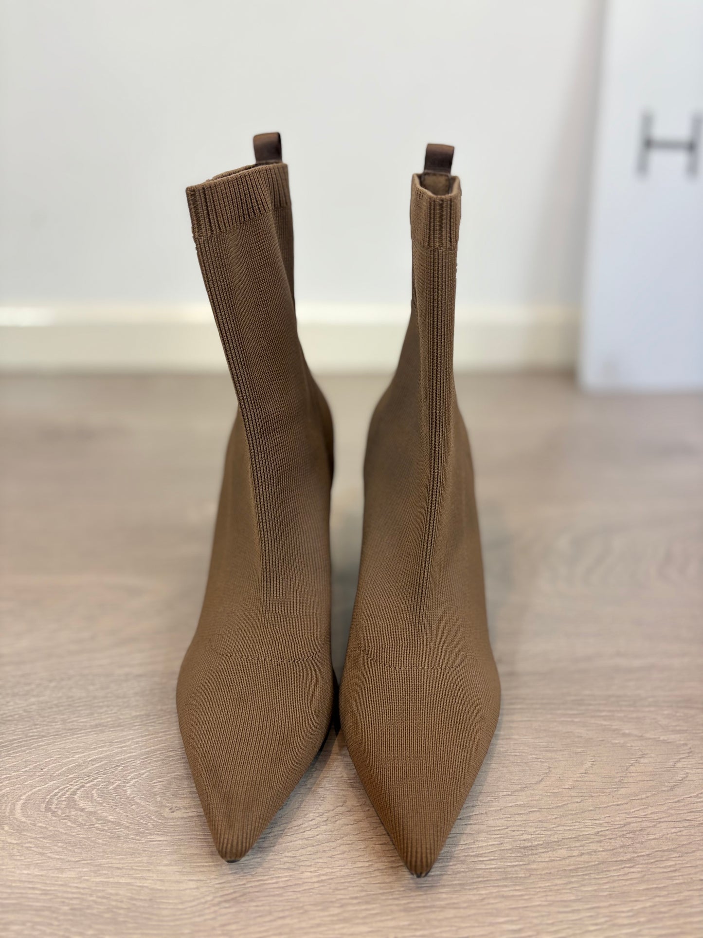 ´ZARA. Botin beige elástico. T 38