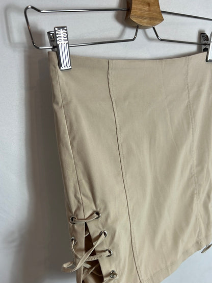 BERHSKA . Falda beige corta elástica . T XS