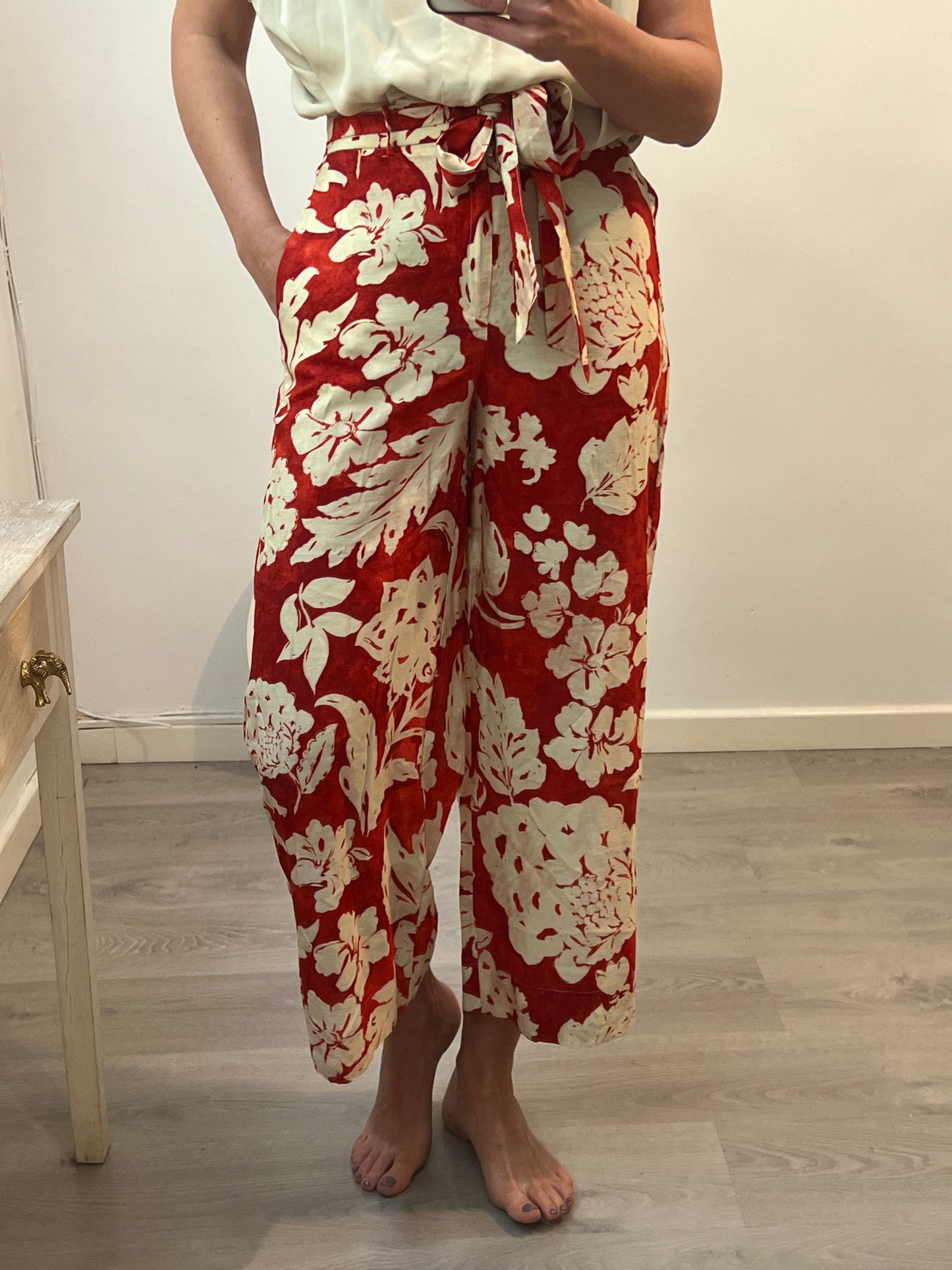 MANGO. Pantalón rojo flores T.s