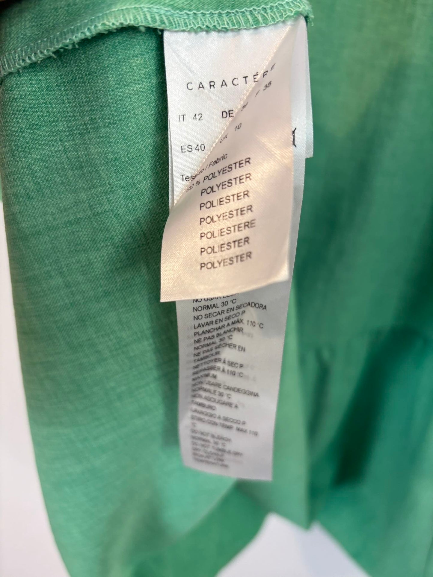 CARACTÉRE. Vestido corto verde textura