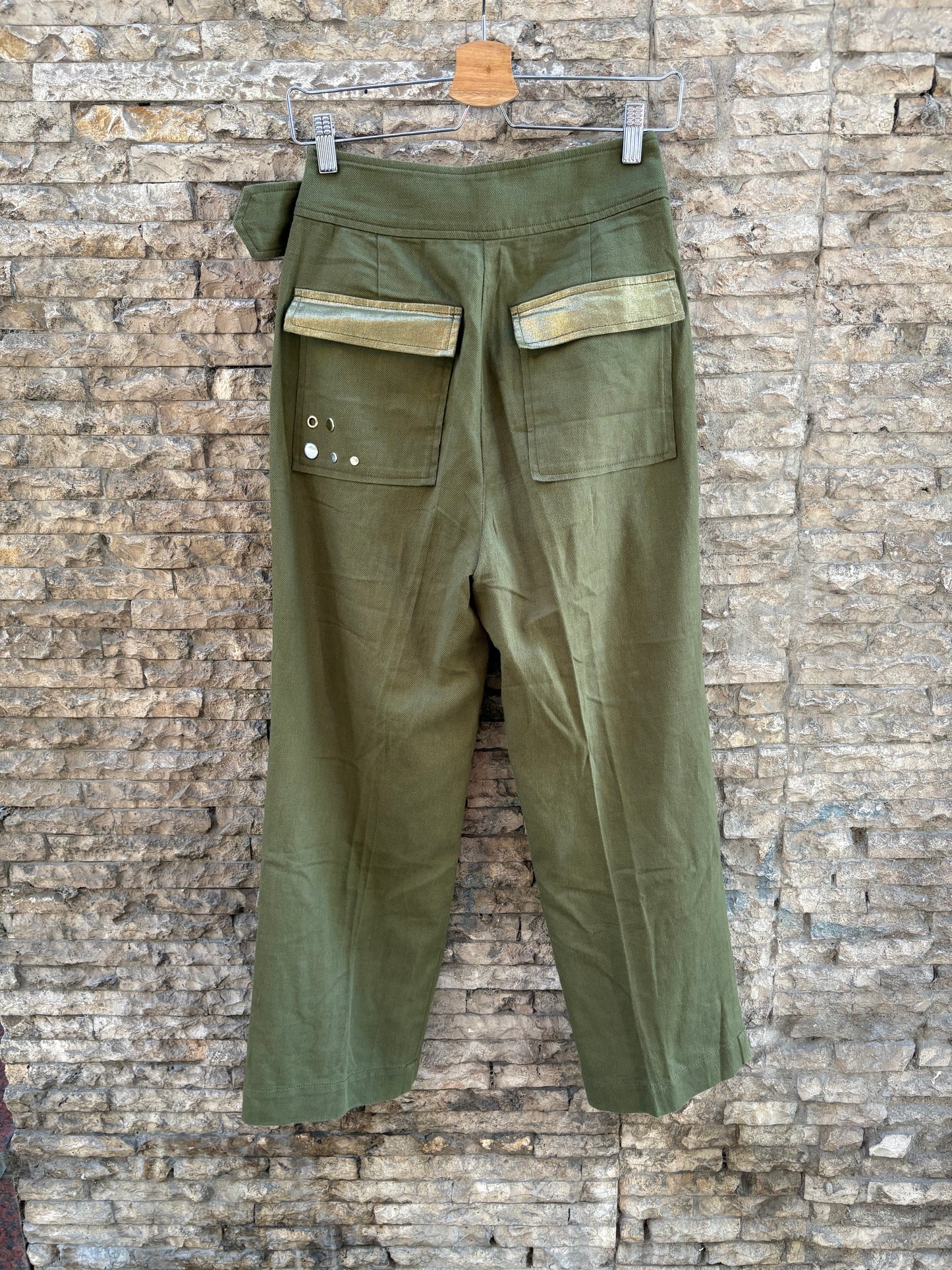 SCALPERS. Conjunto verde tachas. T S