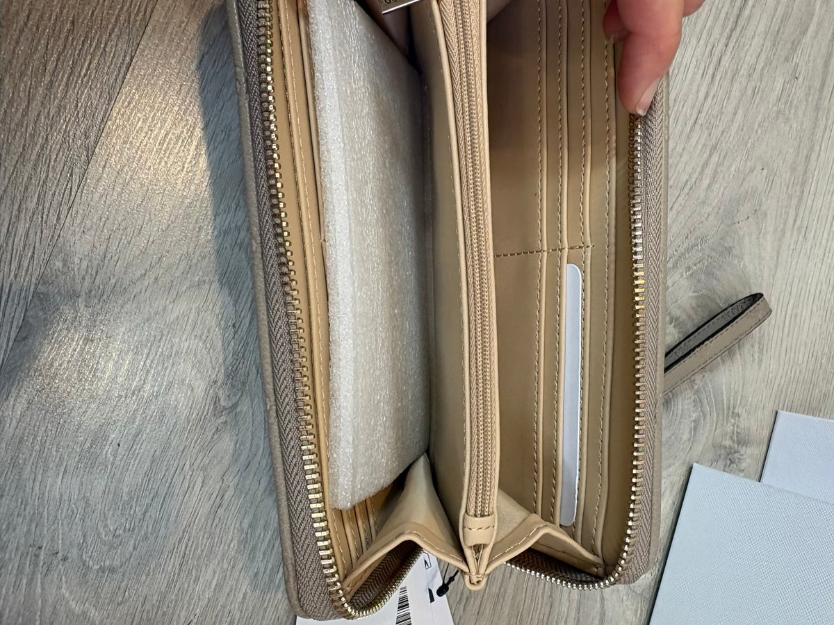 GUESS. Cartera beige logo