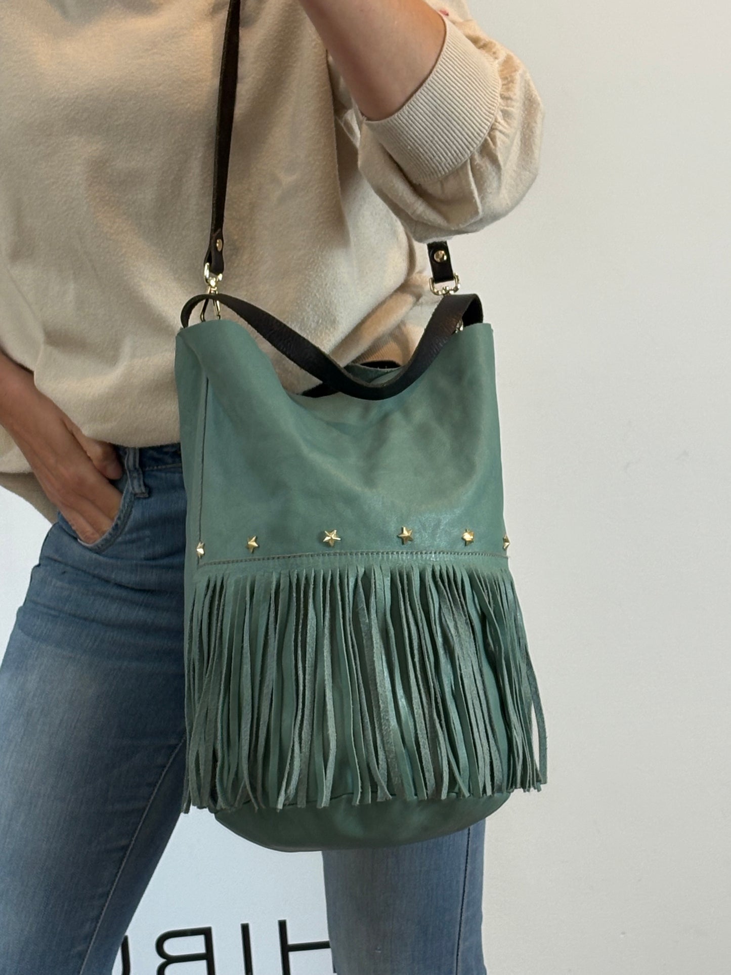 MERCULES. Bolso piel flecos y tachuelas