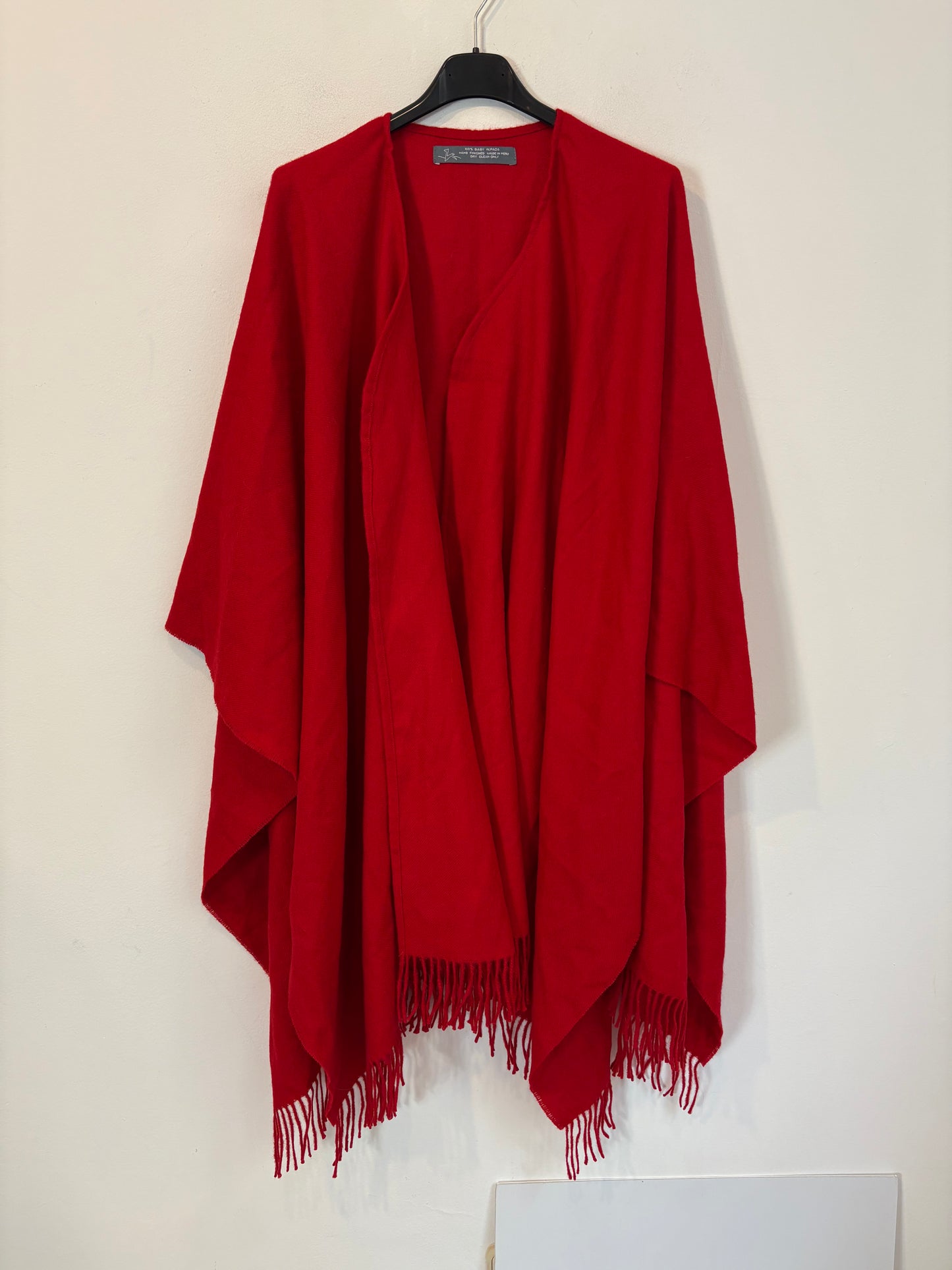 OTRAS. Capa roja baby alpaca