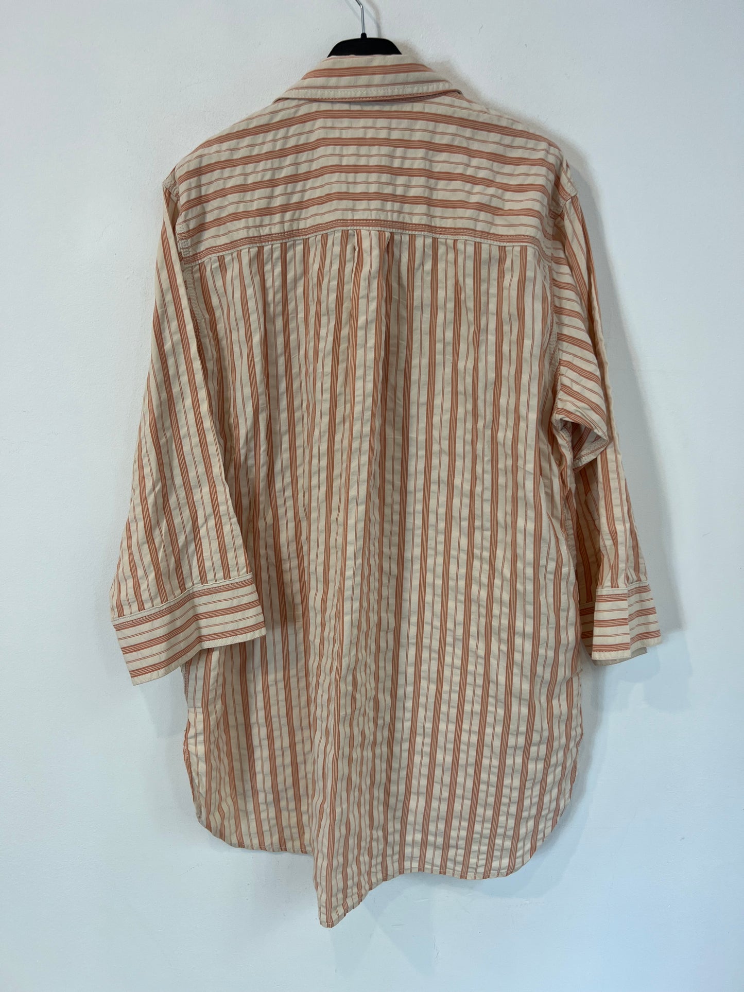 UNIQLO x J WANDERSON. Camisa rayas textura. T M