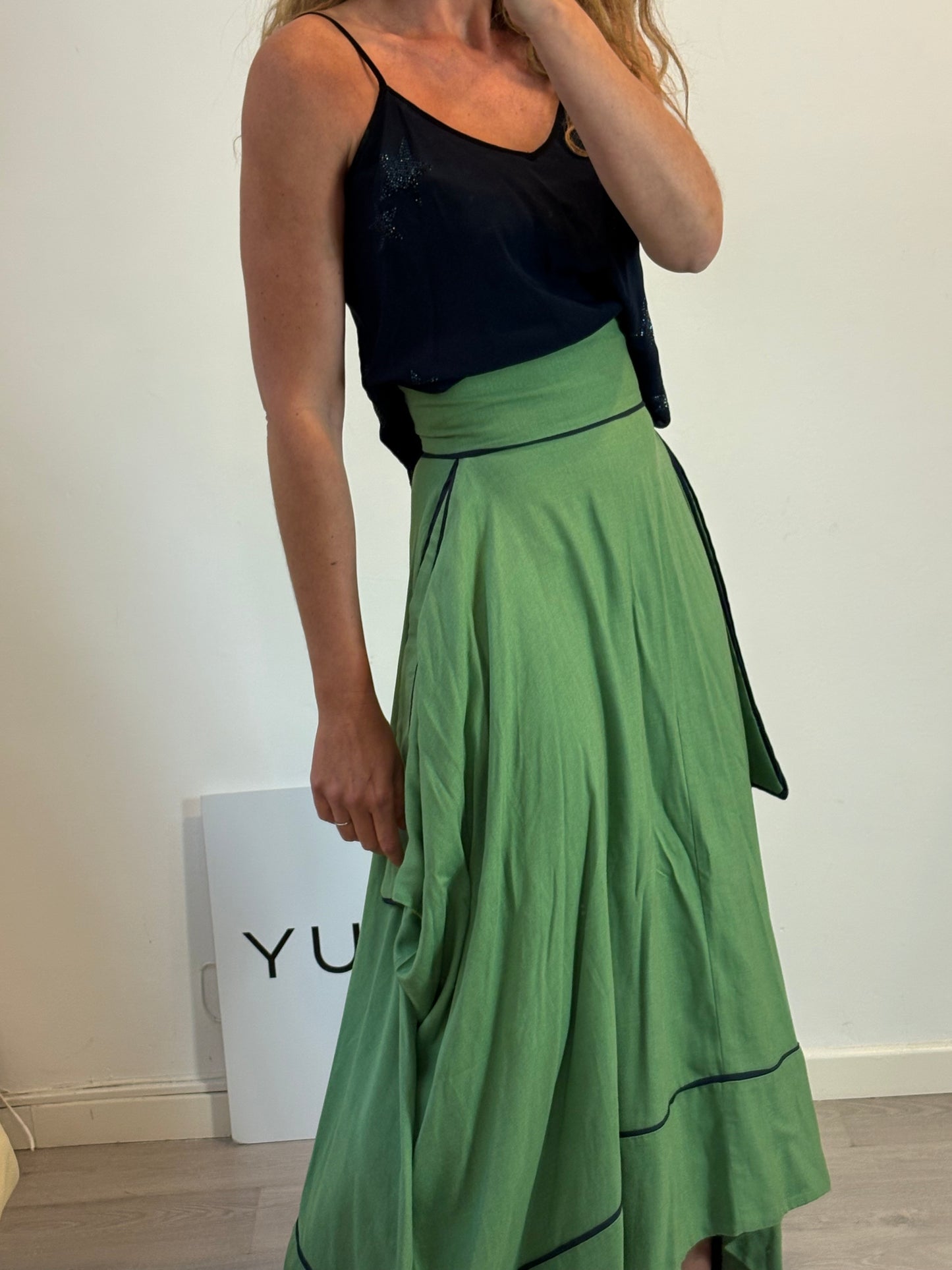 IQ. Falda midi verde asimétrica
