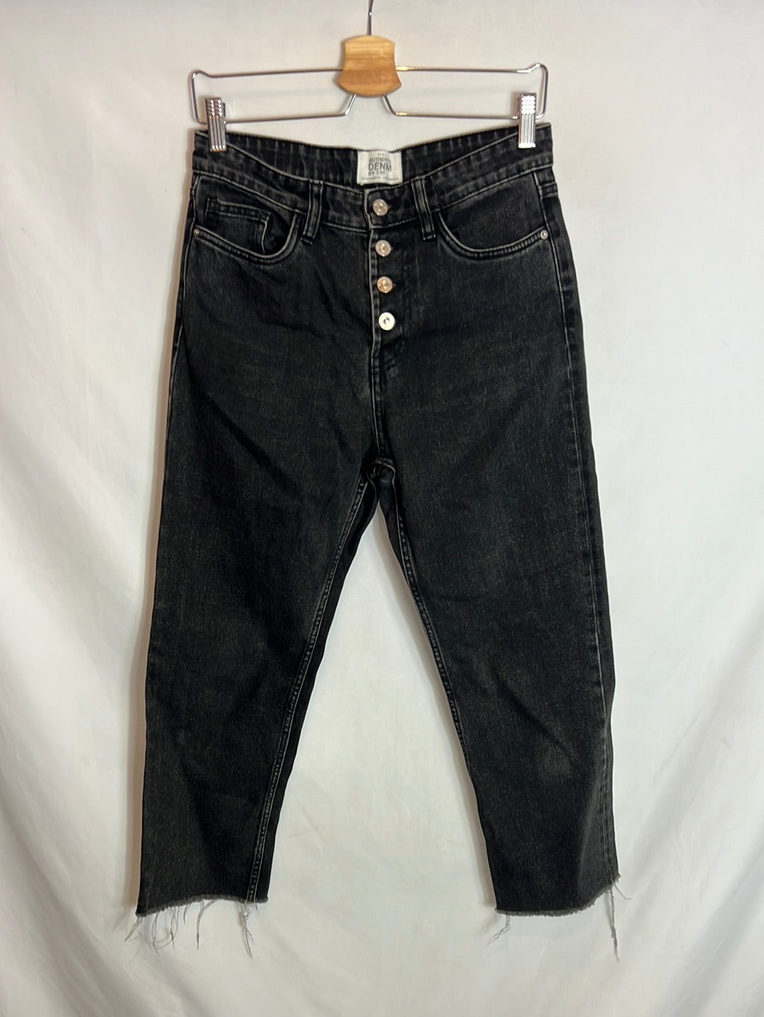 ZARA. Black buttoned denim. T 36