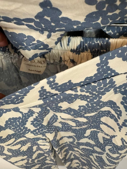MUS & BOMBON. Conjunto blusa y pantalón estamapdo azul