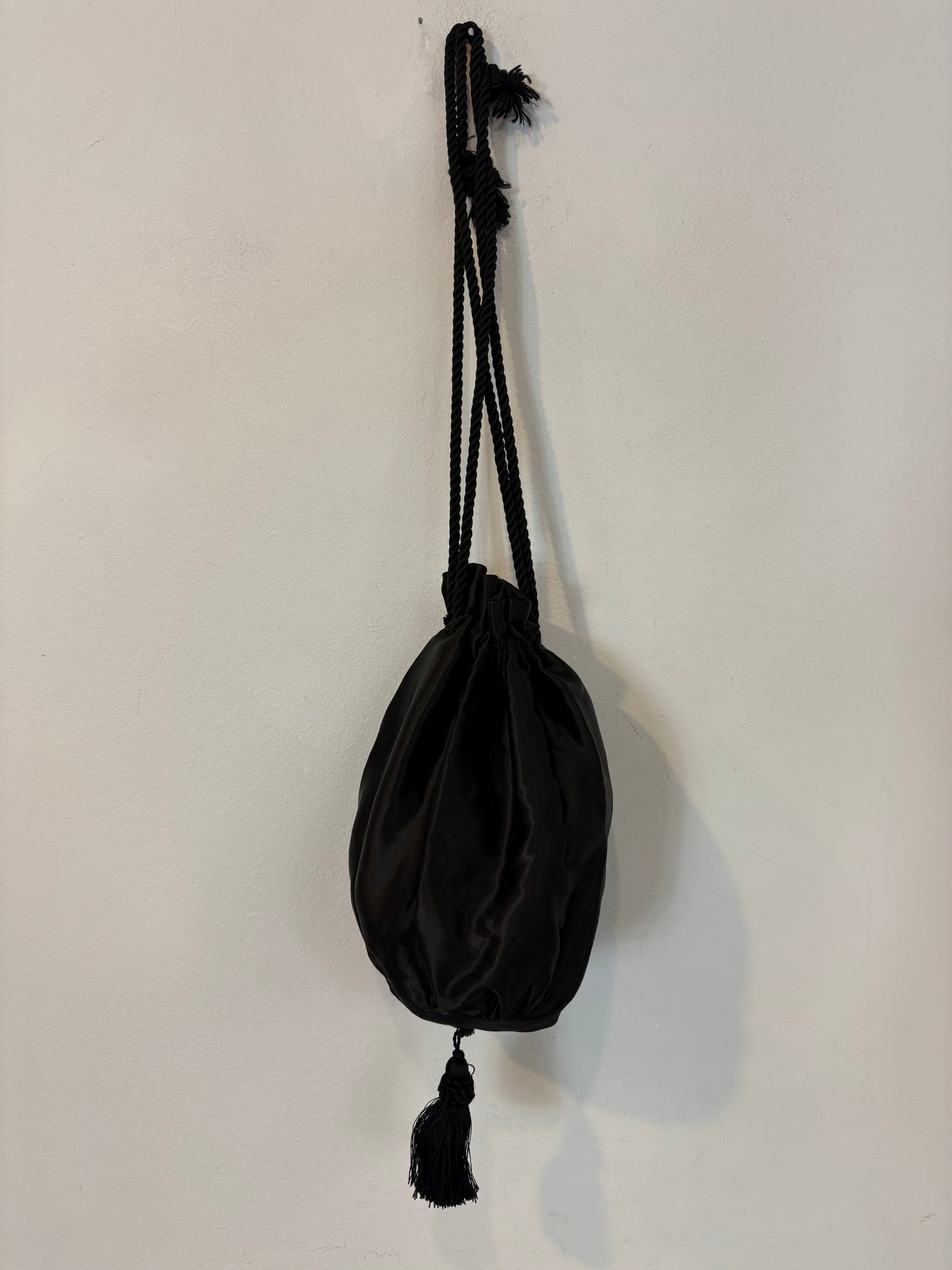 OTRAS. Bombonera negra satinada