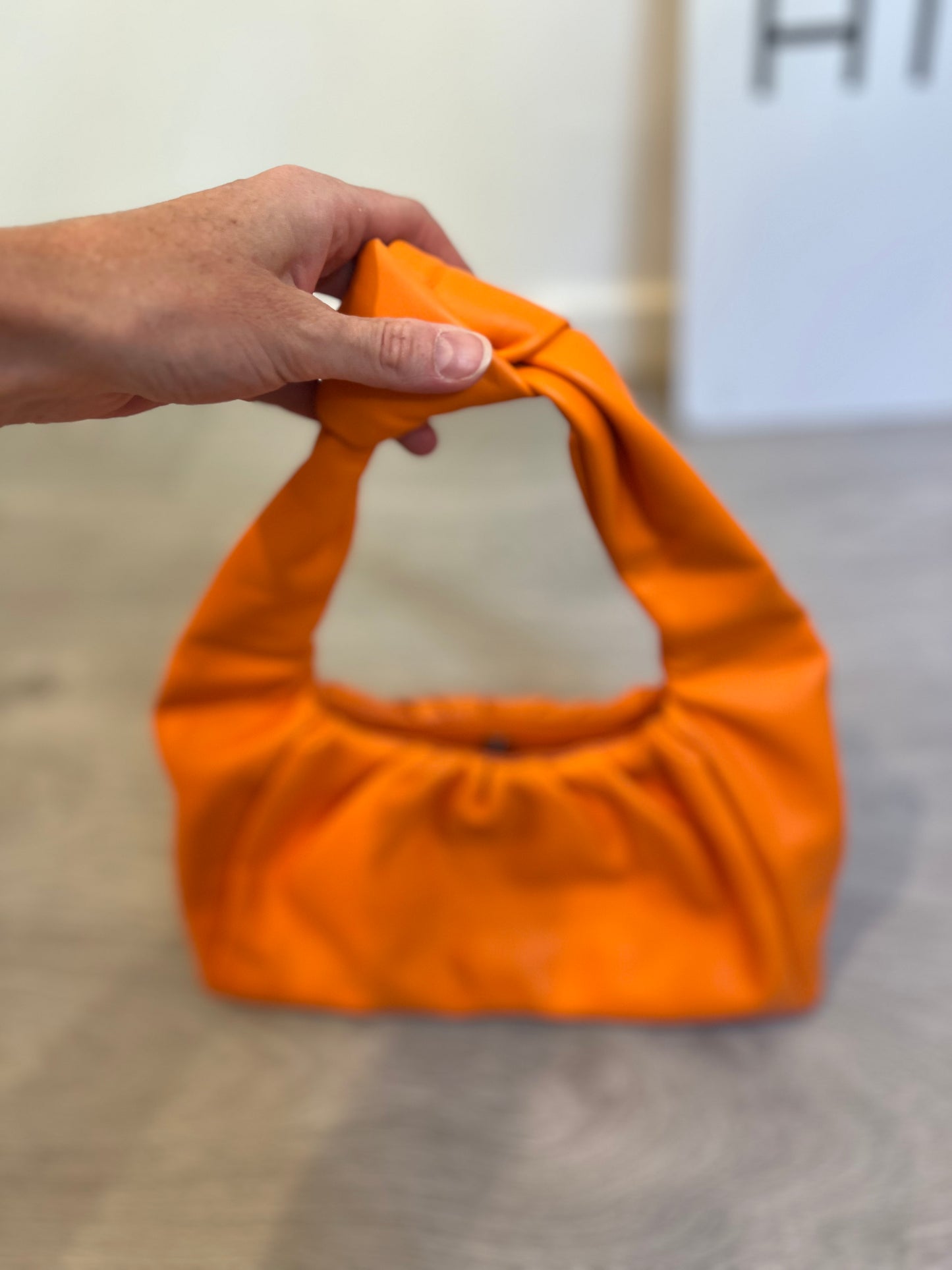 BERHKA. Bolso naranja efecto piel