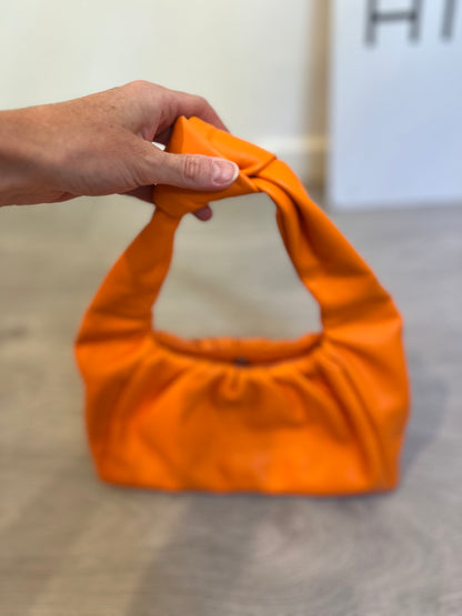 BERHKA. Bolso naranja efecto piel