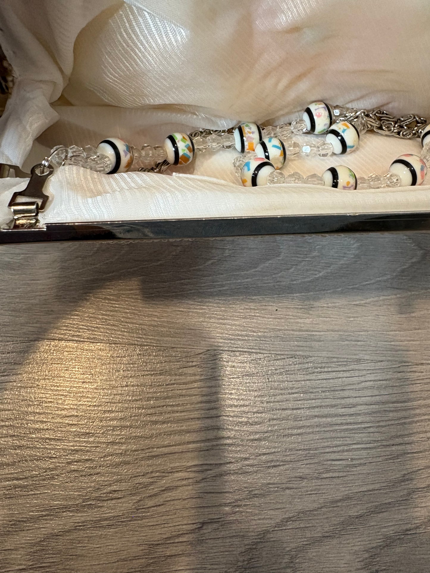 OTRAS. Bolso de mano abalorios colores