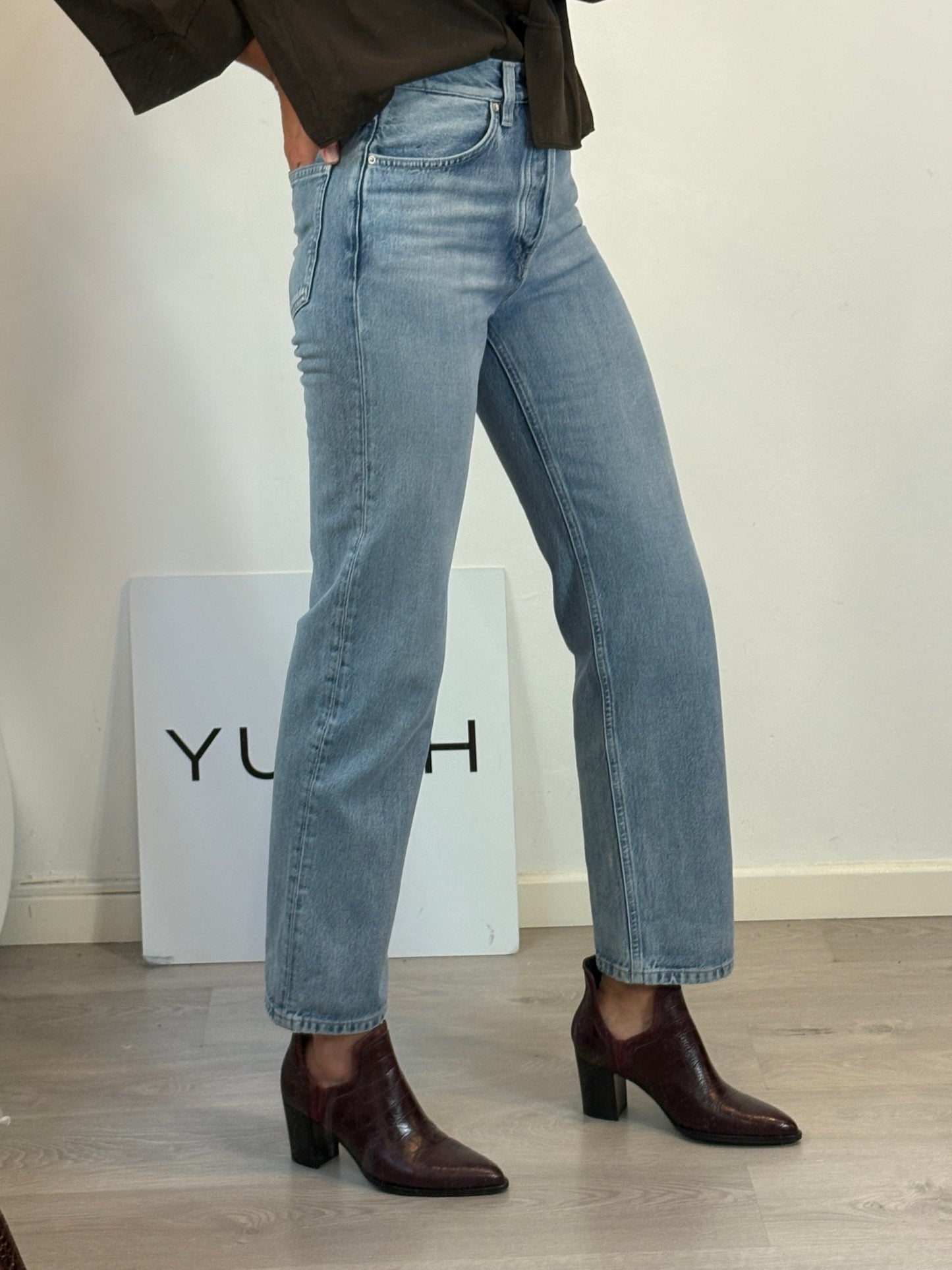 MASSIMO DUTTI. Pantalón denim abotonado