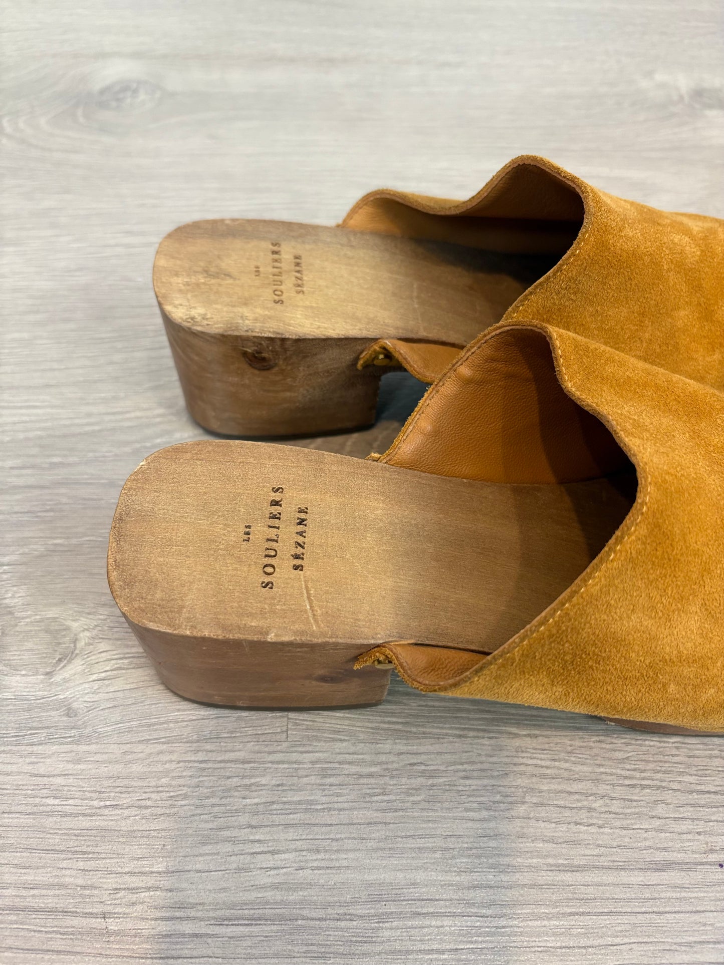 SÉZANE. Zueco camel piel