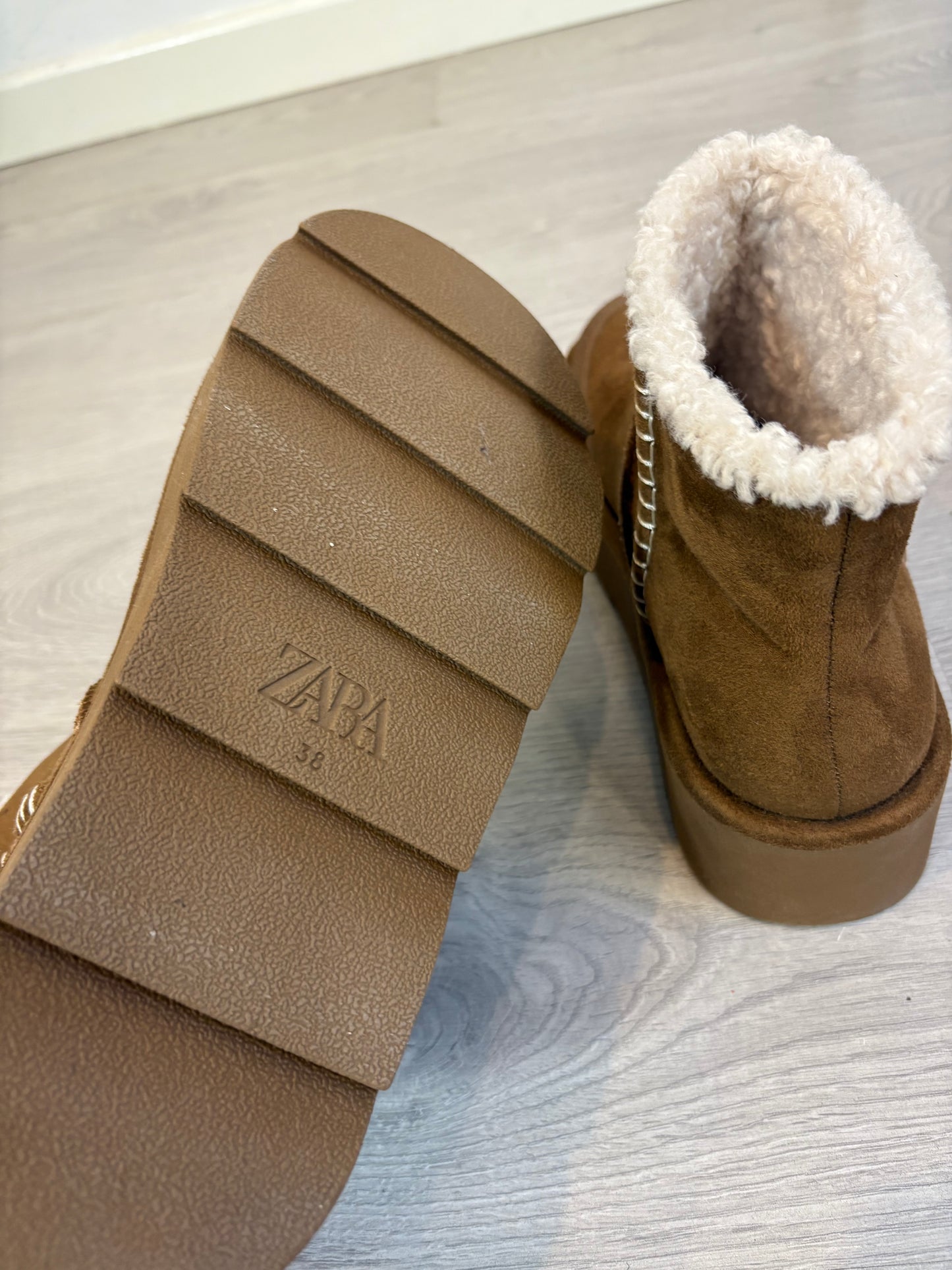 ZARA. Botines plataforma borreguito