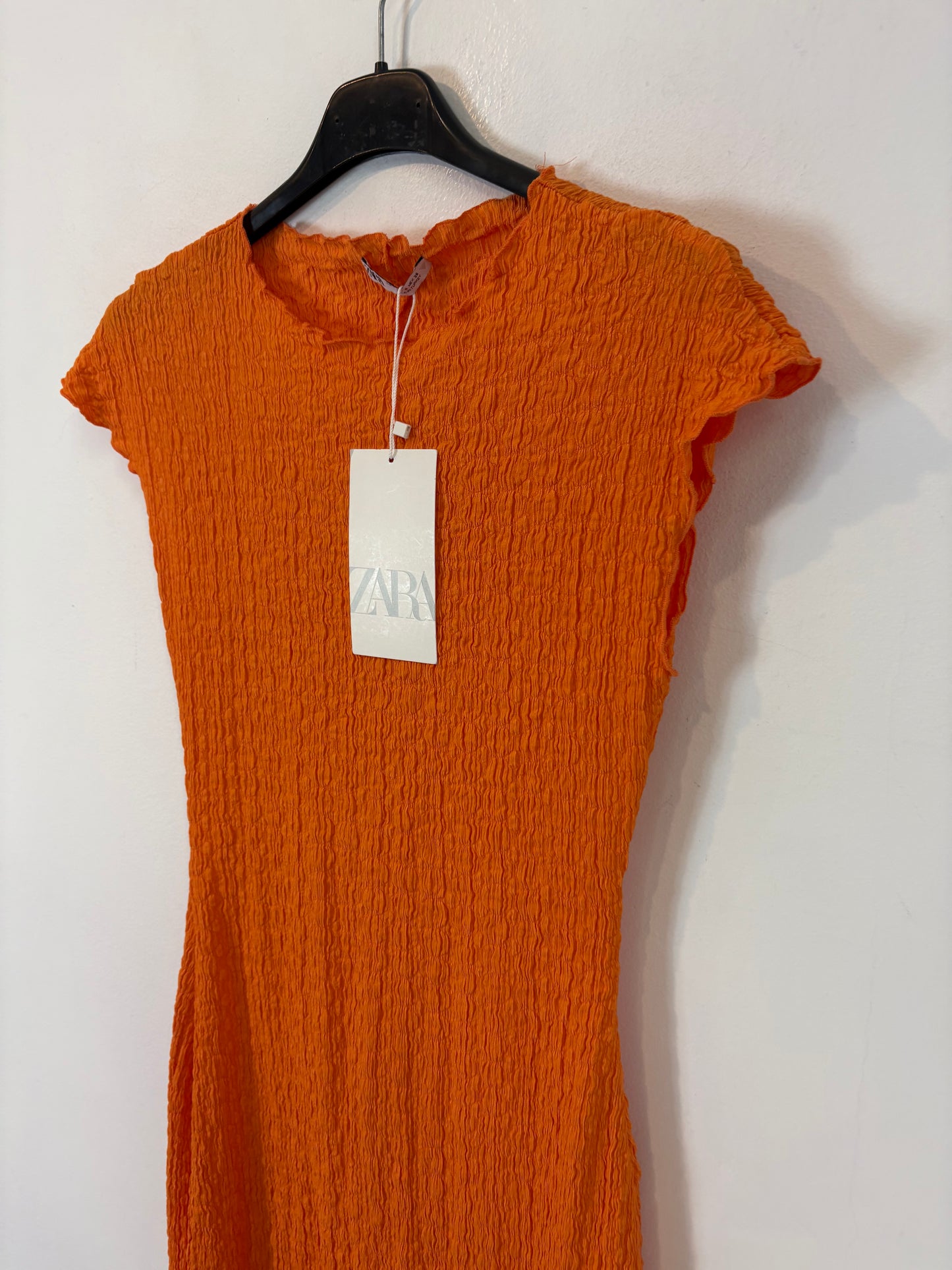 ZARA. Vestido midi naranjas elásticos. T S