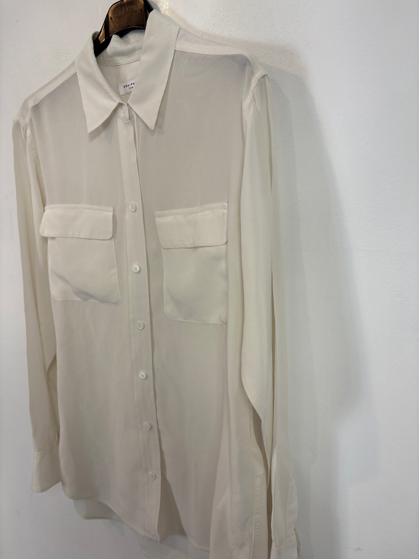 EQUIPMENT. Blusa blanca seda bolsillos