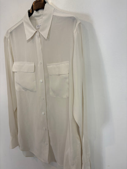 EQUIPMENT. Blusa blanca seda bolsillos