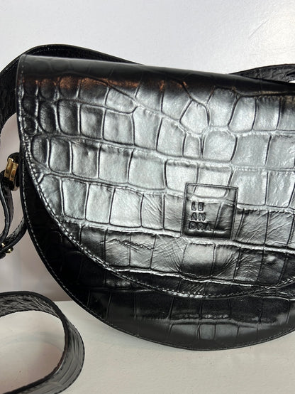 LEANDRA. Bolso negro piel troquelada