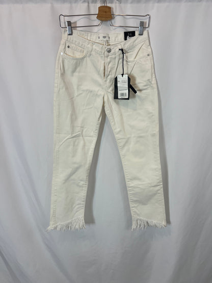 MANGO. Buttoned white denim with fringes. Size 34