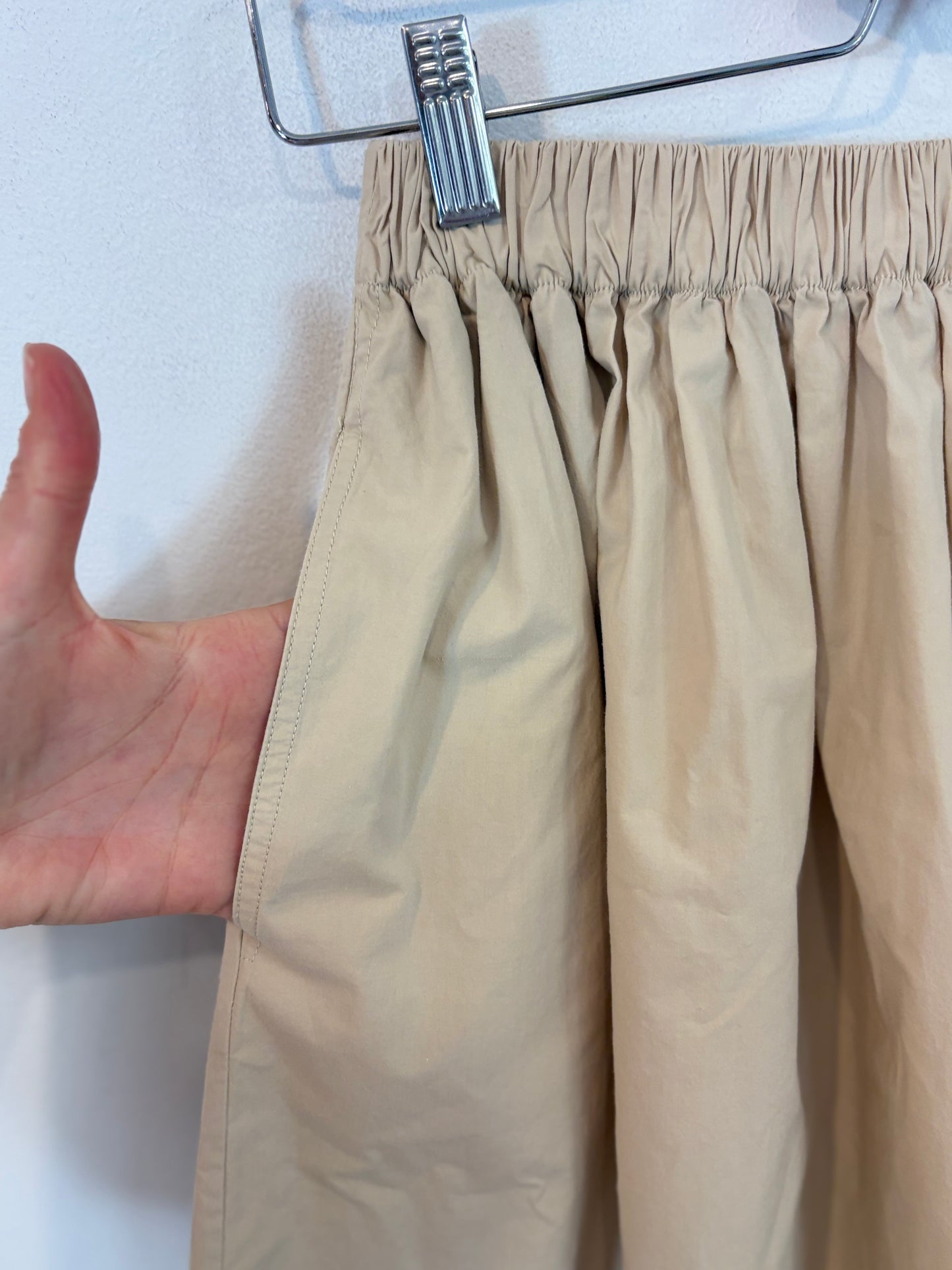 MASSIMO DUTTI. Falda larga beige bolsillos