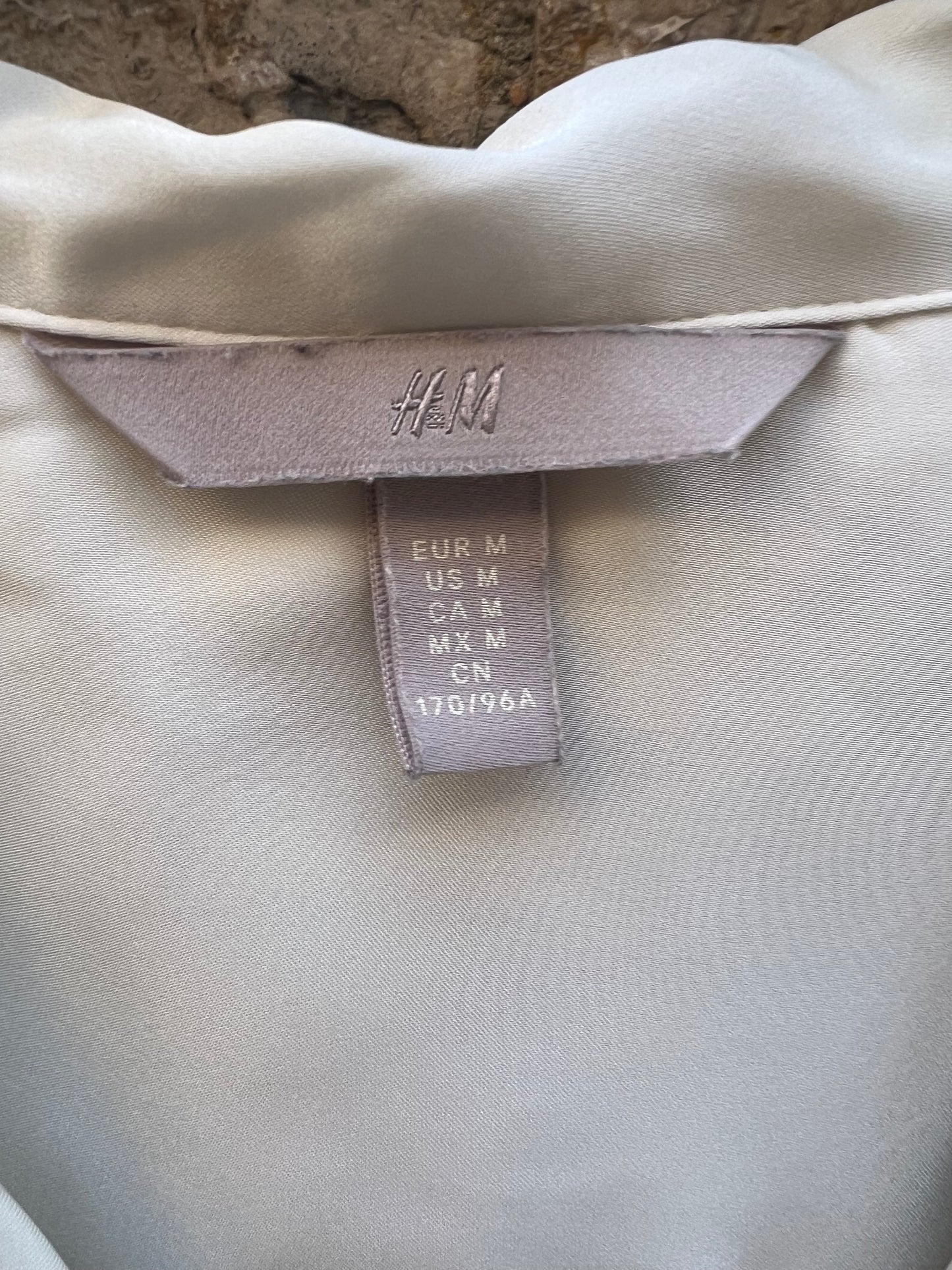 H&M. Blusa fluida satinada color crudo. T M